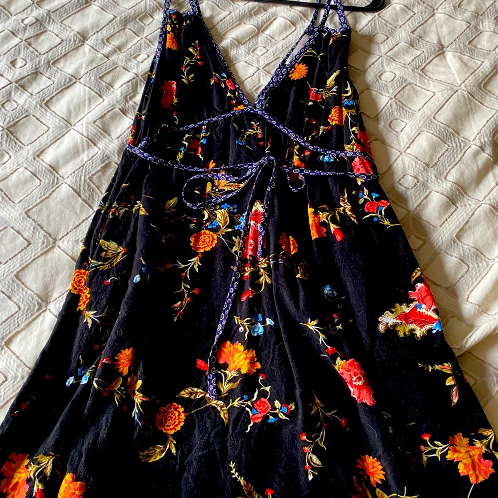 Super cute floral dress!